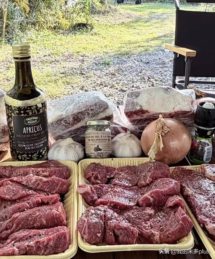 岁二胎女儿躺吊床上面小肚子圆鼓鼓好萌pg电子中国网站明道一家露营吃烤肉2(图3)